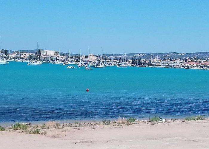 Artemis Bay Apartments Near Sea And Airport Bagian luar foto